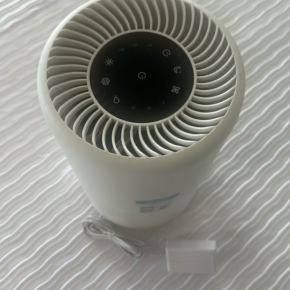 Chic levoit brand HEPA air filter vista 200, like new